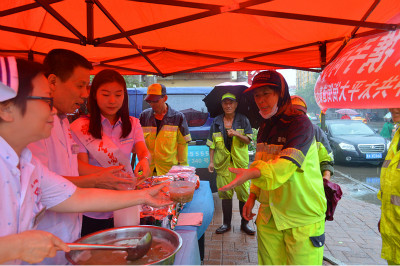 炎炎夏日送清凉 黑龙江中亚医院党支部关爱环卫献爱心