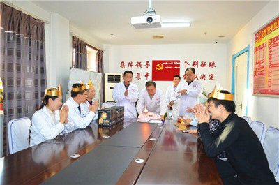 相亲相爱一家人 黑龙江中亚医院员工集体生日会 家人们生日快乐!