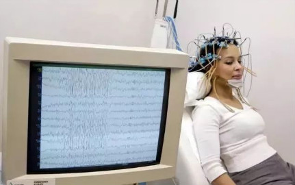 北京军海癫痫诊疗专家鄢军：很多人都陷入了癫痫的这3个陷阱，可能你到现在也不知道！